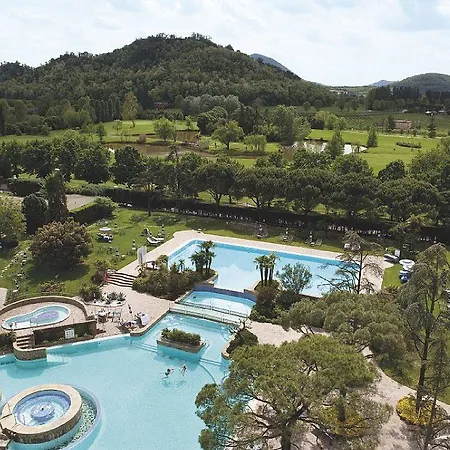 Radisson Blu Majestic Hotel 4*